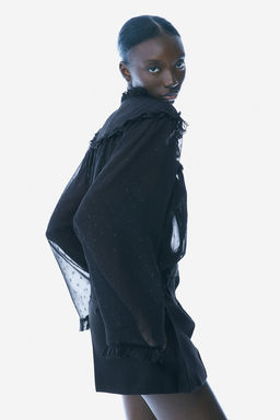 Blusa con ribetes de volante