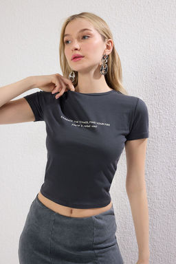 Antrasit Slogan Bask?l? Crop Fitted/Vucuda Oturan Orme T-Shirt TWOSS25TS00037