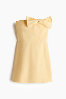 Vestido bandeau con lazo decorativo