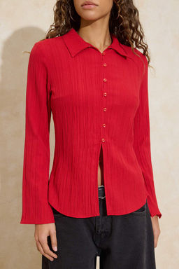 K?rm?z? Dokulu Fitted Bele Oturan Dokuma Gomlek TWOSS24GO00002