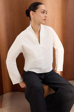 Trendyolmilla Wardrobe Essentials  Beyaz V Yaka Dokuma Bluz | TWOSS26BZ00091