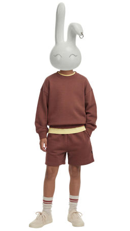 SUDADERA B?SICA TEXTO Y ETIQUETA / Marr?n