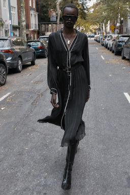 PLEATED MIDI DRESS WITH CONTRAST PIPING BELT - Zara фото 9