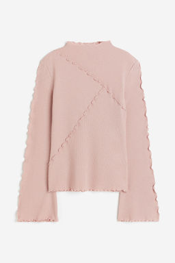 Top en punto de canale con costuras sobrehiladas