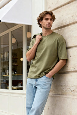 Haki Oversize/Geni_ Kesim Eskitme/Y_kama G_r_n_ml_ %100 Pamuklu T-Shirt TMNSS25TS00077