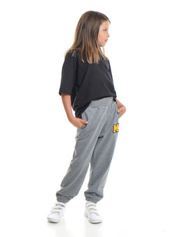 Брюки спортивные с эмблемой 22-7611 светло-серый меланж - Mini maxi фото 30