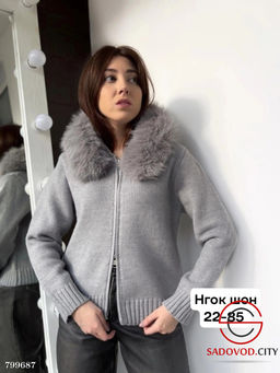 Кофта женская с капюшоном из меха