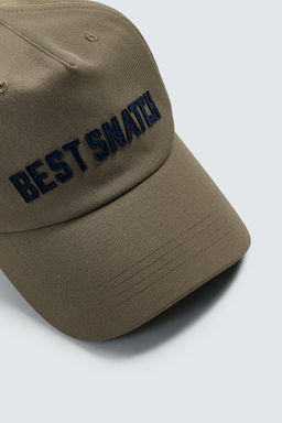 GORRA BORDADO TEXTO / Khaki