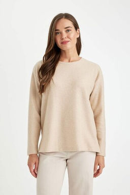 Женский простой свитшот свободного покроя с круглым вырезом в рубчик на бретельках с боковыми разрезами