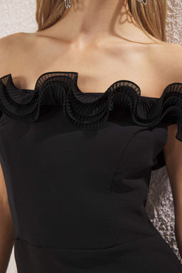 Trendyolmilla Siyah Vucuda Oturan Carmen Yaka F?rf?rl? Dokuma Midi Elbise TPRSS25EL00298