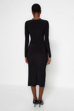 TRENDYOLMILLA Siyah Drapeli V Yaka Fitted/Vucuda Oturan Esnek Midi Orme Kalem Elbise TWOAW24EL00197
