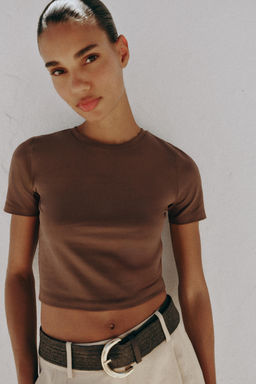CAMISETA CROPPED MANGA CORTA / Marr?n claro
