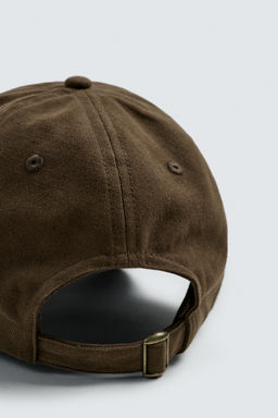 GORRA BORDADO COMBINADO / Marr?n