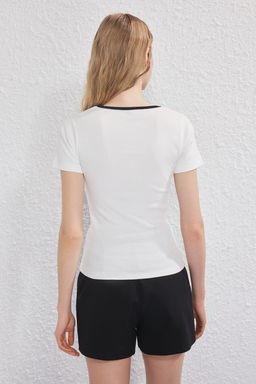 Trendyolmilla Ekru Contrast Biye Detayl? Kalp Yaka Vucuda Oturan Fitilli Esnek Orme Bluz TWOSS25BZ00517