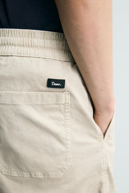 BERMUDA TWILL RELAXED FIT / Tostado