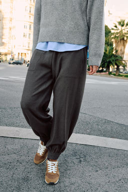 PANTAL?N JOGGER BAJO PU?O / Marr?n vigor?