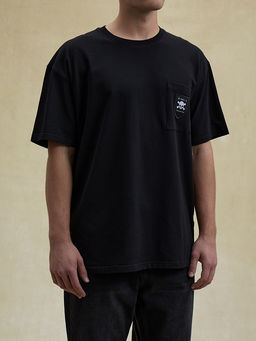 Черная футболка False not true