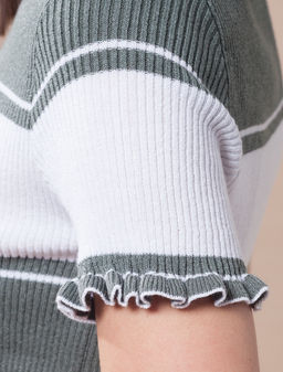 VILATTE / Приталенный джемпер из шелковистой пряжи вязкой лапша с рюшей на рукаве  фото 2