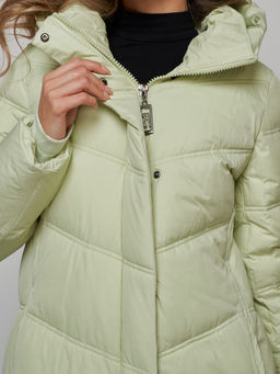 Пальто утепленное молодежное зимнее женское светло-зеленого цвета 52325ZS - Holdluck фото 16