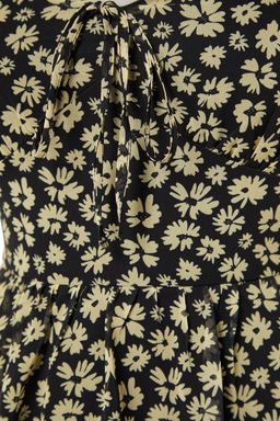 Siyah Cicekli Etegi Volanl? Skater/Belden Ac?lan Sifon Mini Astarl? Dokuma Elbise TWOSS22EL2772