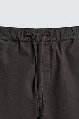 BERMUDA LAVADA REGULAR FIT / Negro