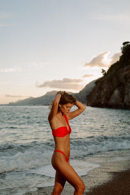 TOP BIKINI SATINADO TIRANTE CRUZADO / Rojo