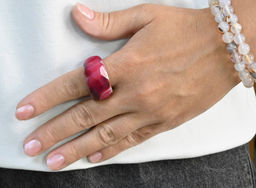 Крупный перстень из Агата цвет фуксия