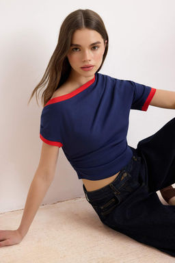 Lacivert Duz Fitted Asimetrik Yaka Dusuk Kol K?sa Crop Pamuk Ribana Orme Bluz TWOSS26BZ00563