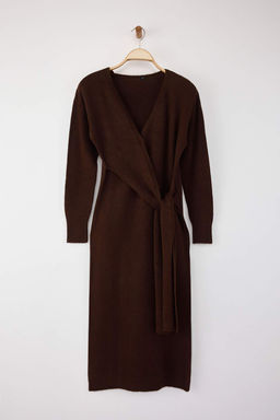 Koyu Kahverengi Yumusak Dokulu Midi Triko Kruvaze Yaka Baglamal? Elbise TWOAW21EL0260
