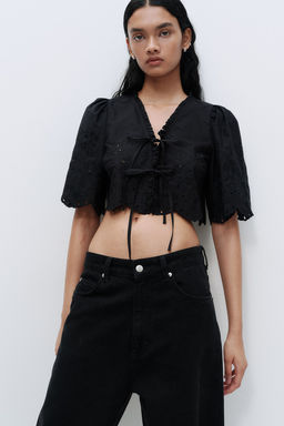 Blusa cropped con bordado ingles