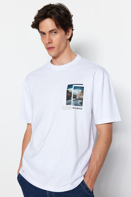 TRENDYOL MAN Beyaz Oversize/Genis Kesim K?sa Kol Manzara Bask?l? T-Shirt TMNSS23TS00242