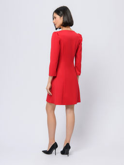 Платье красного цвета длины мини с рукавами 3/4 и v-образным вырезом - 1001dress фото 3