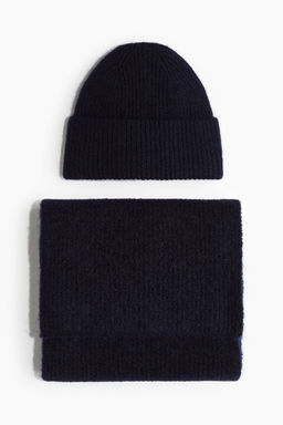 Conjunto de gorro beanie y bufanda en punto