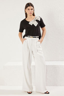 Siyah Fiyonk Aksesuar Detayl? Oversize/Genis Kal?p Orme T-Shirt TWOSS25TS00044