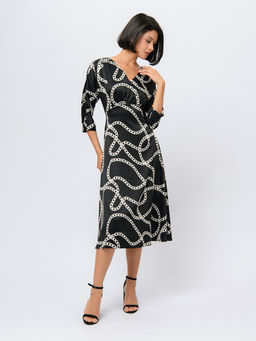 Платье черного цвета длины миди с принтом и V-образным вырезом