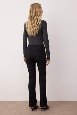 Siyah Beli Puskullu Dusuk Bel Flare Jeans TWOAW26JE00044 - Trendyolmilla фото 4