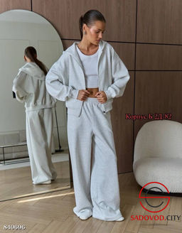 Спортивный женский костюм