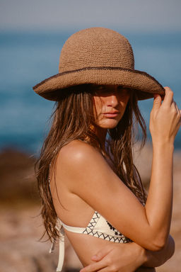 GORRO TRENZADO BUCKET BORDE CONTRASTE / Caldero