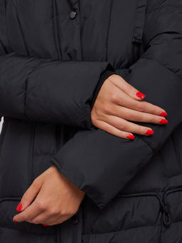 Зимняя женская куртка молодежная с капюшоном черного цвета 586821Ch - RoccaManer фото 11