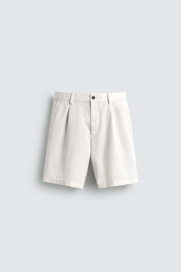 BERMUDA REGULAR FIT PLIEGUES / Blanco roto