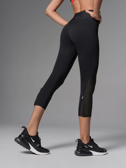 Моделирующие укороченные леггинсы 7/8