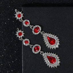 Серьги висячие со стразами Вечерние мадам, цвет бело-красный в серебре, 7 см
