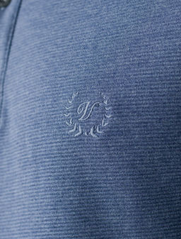 Лонгслив из мягкого фактурного трикотажа с плетеным воротником поло на пуговицах