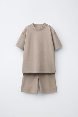 CONJUNTO CAMISETA Y BERMUDA LISO GARMENT DYE / Tostado