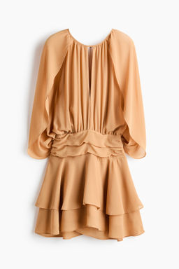Vestido de gasa con capa decorativa