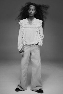 Blusa con ribetes de volante