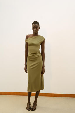 VESTIDO MIDI ASIM?TRICO / Oliva