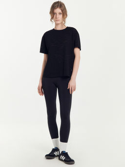 Футболка женская короткая в черном цвете волны на черном 302926/1