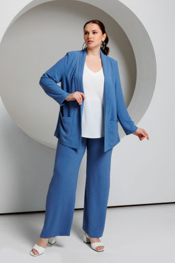 Жакет из плотной шелковистой ткани с жатой фактурой.