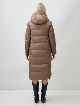 Пальто утепленное стеганное зимнее с капюшоном женское коричневого цвета 9606K